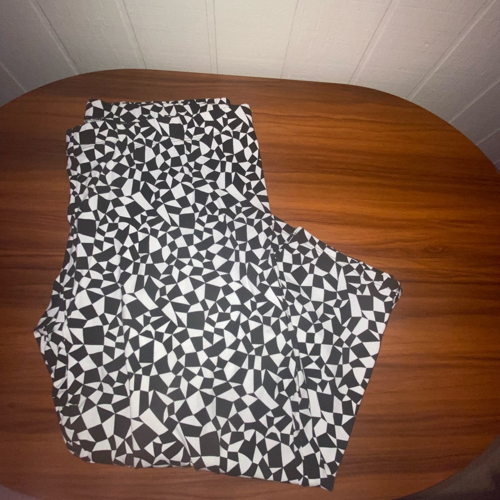 Black & white symmetrical knee long leggings.
